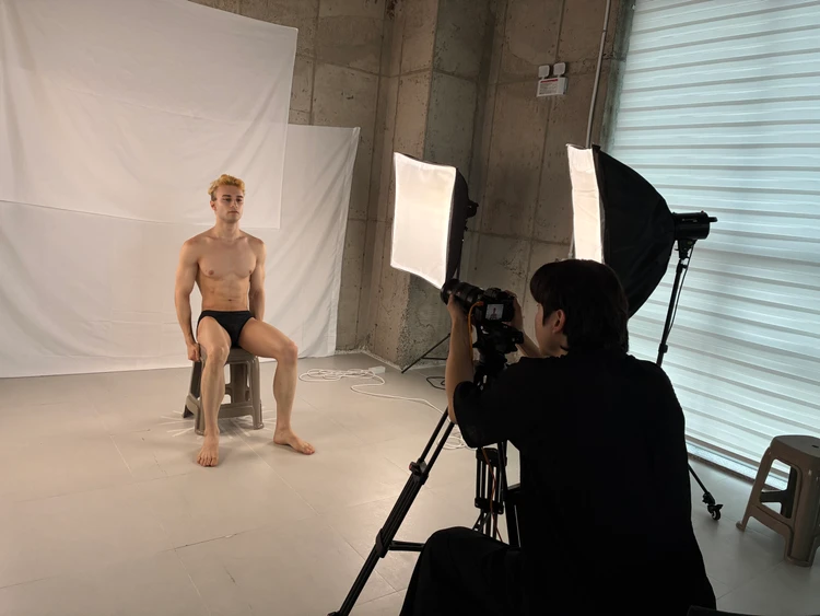 자체 스튜디오에서 모델을 촬영하는 현장